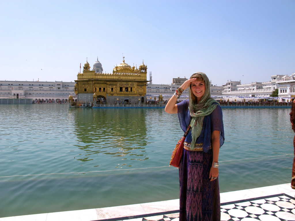 Travel Outfits- A girl must carry while travelling in India – The